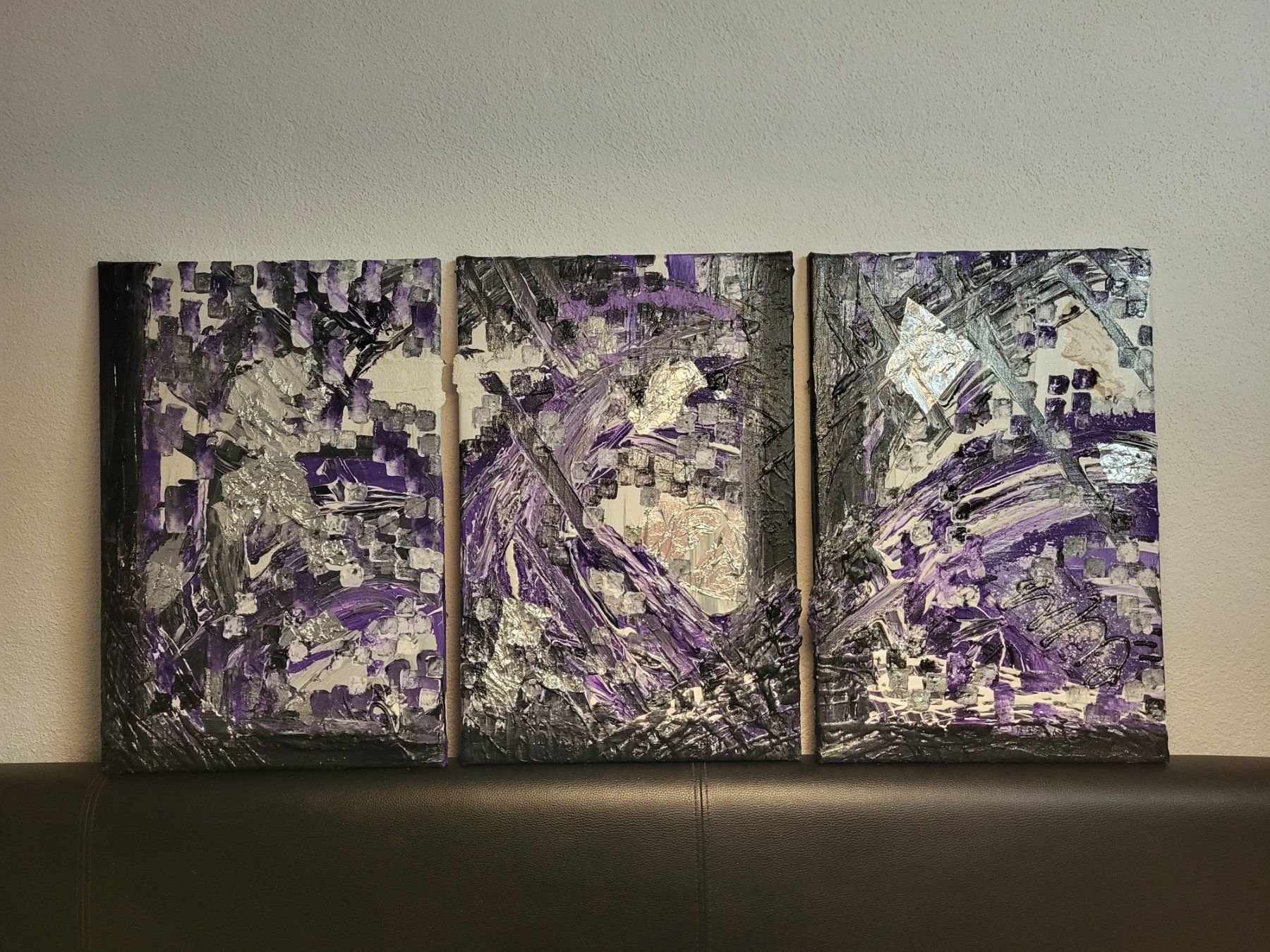 Posters & Illustrations: Bilder Trilogie schwarz-violett-weiss – D'occasion à Einsiedeln par Lunajune1