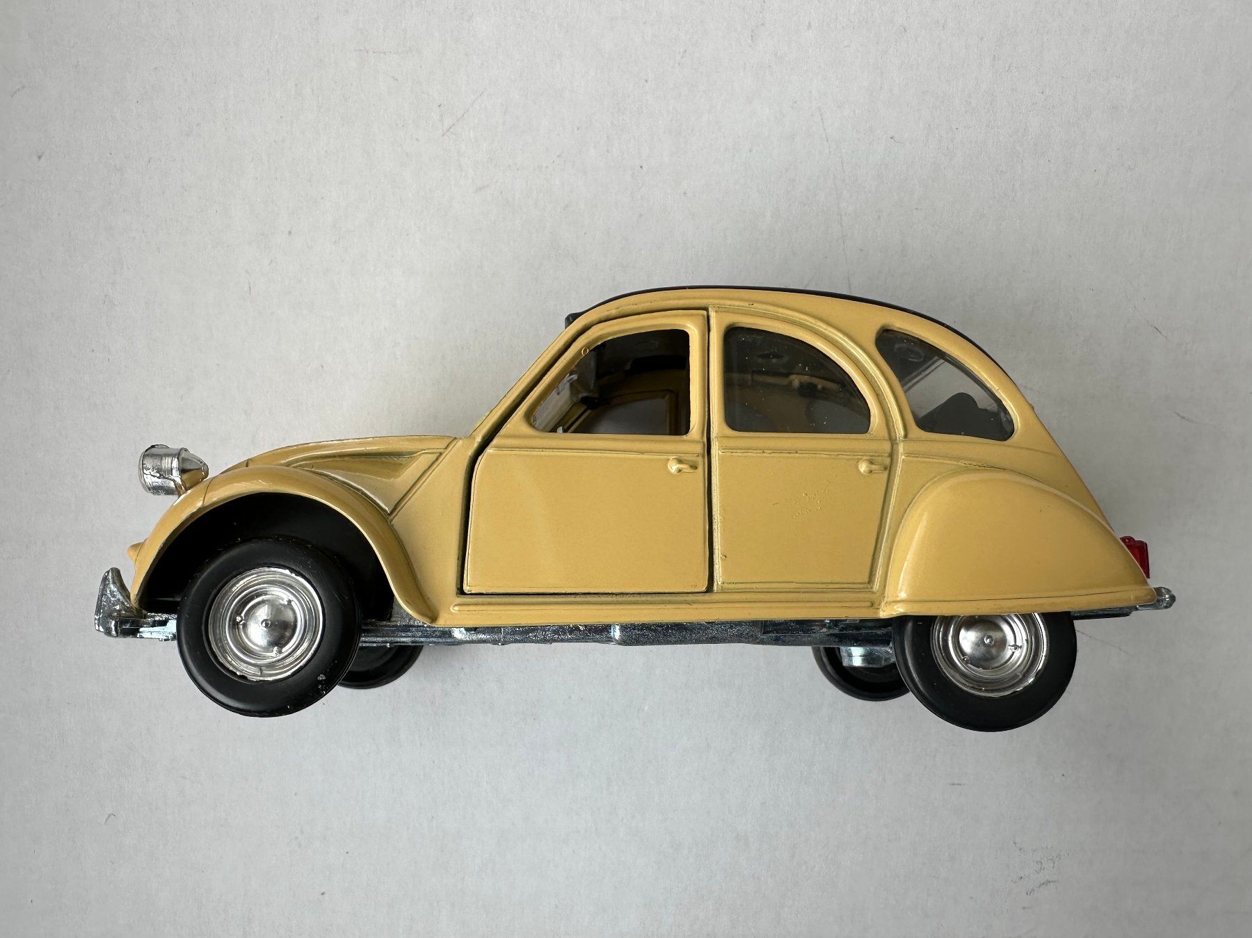 Citroën Modellini d'auto: Citröen 2CV Modell, Döschwo  1:25 – Usato da Adligenswil venduto da e17s15 1