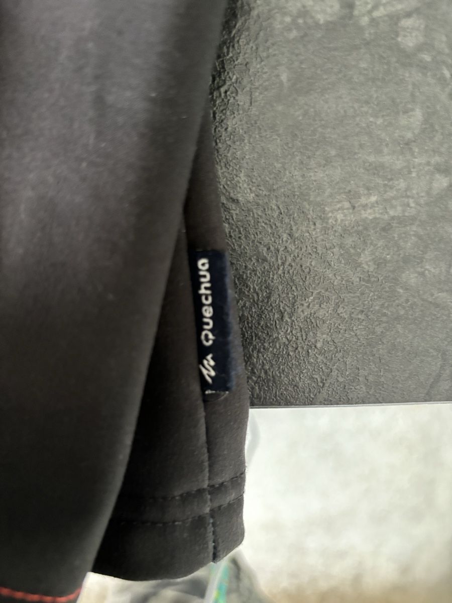 Decathlon Jacken & Mäntel: Veste softshell Quechua 10 ans, bleu et noir – Gebraucht aus Sion von tchana77 1