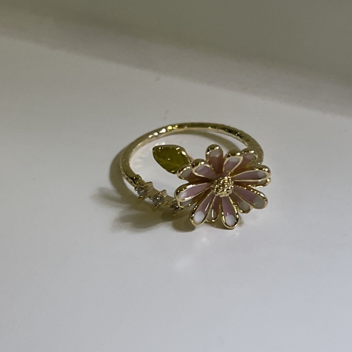Anelli: Gold Tone Ring with Pink & White Daisy – Nuovo (secondo la descrizione) da St. Gallen venduto da LGMStore