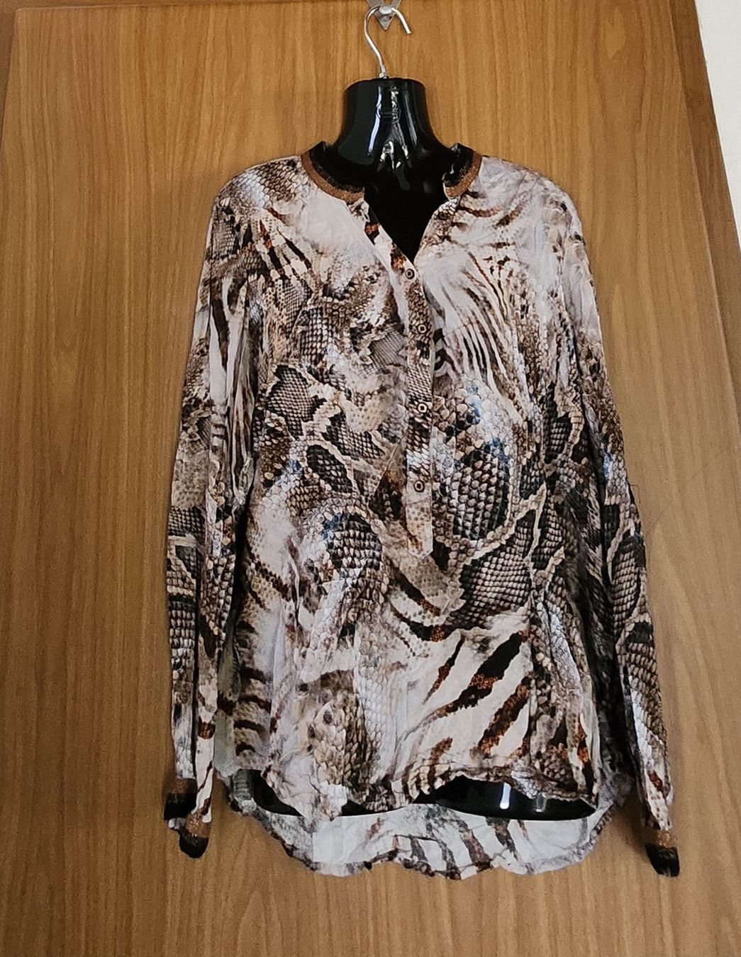 Emily van den Bergh Camicette: Chemise femme taille 42 Emily Van Den Bergh imprimé python – Usato da Niedergösgen venduto da Eva2410