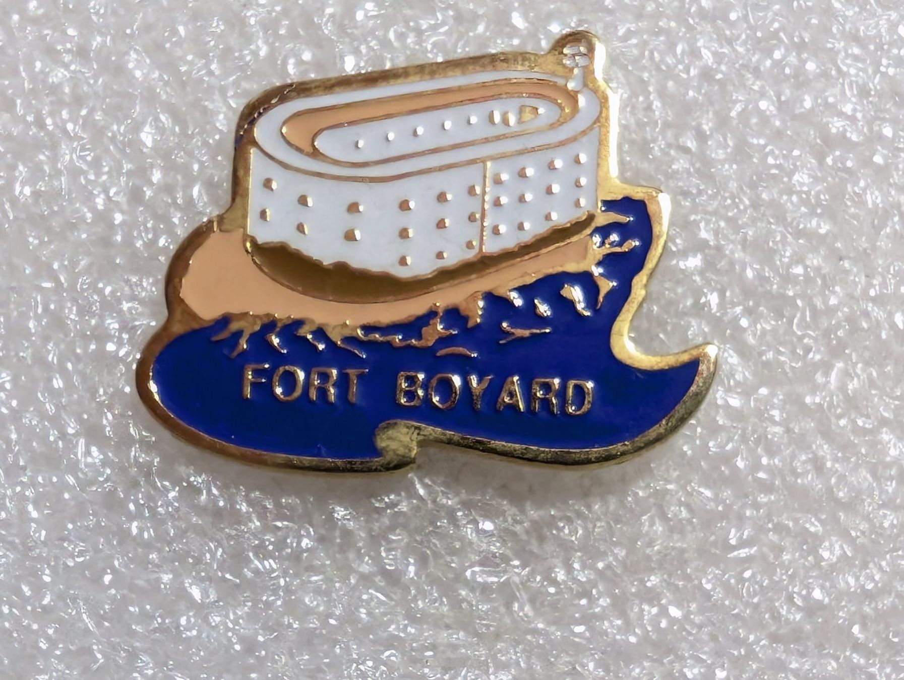 Plaketten & Abzeichen: Ansteckpin 298: Fort Boyard – Gebraucht aus Oppligen von Pin-Fall-Shop