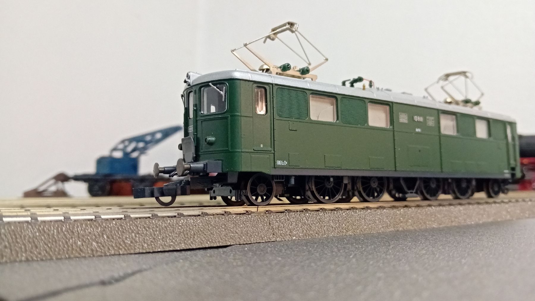 Roco Modelleisenbahnen: ROCO SBB Ae4/6 10811 Dummy mit Decoder DC digital – Gebraucht aus Murten von fotorothen 1