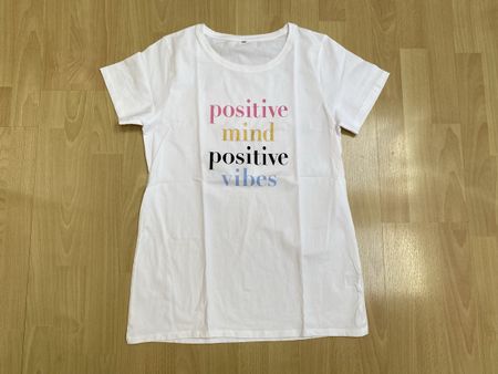 Weisses T-Shirt mit Aufdruck "Positive Vibes" Gr. M