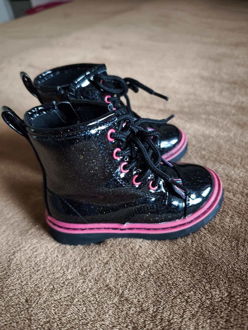 Scarpe per ragazze: Mädchen Winterstiefel 23 – Usato da Studen BE venduto da Dianatorres