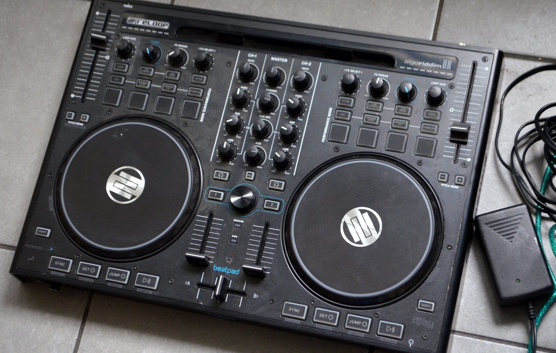 Reloop Platines de mixage: DJ Reloop Beatpad DJ Mixer / DJ Controller – D'occasion à Collonges par arashee 2