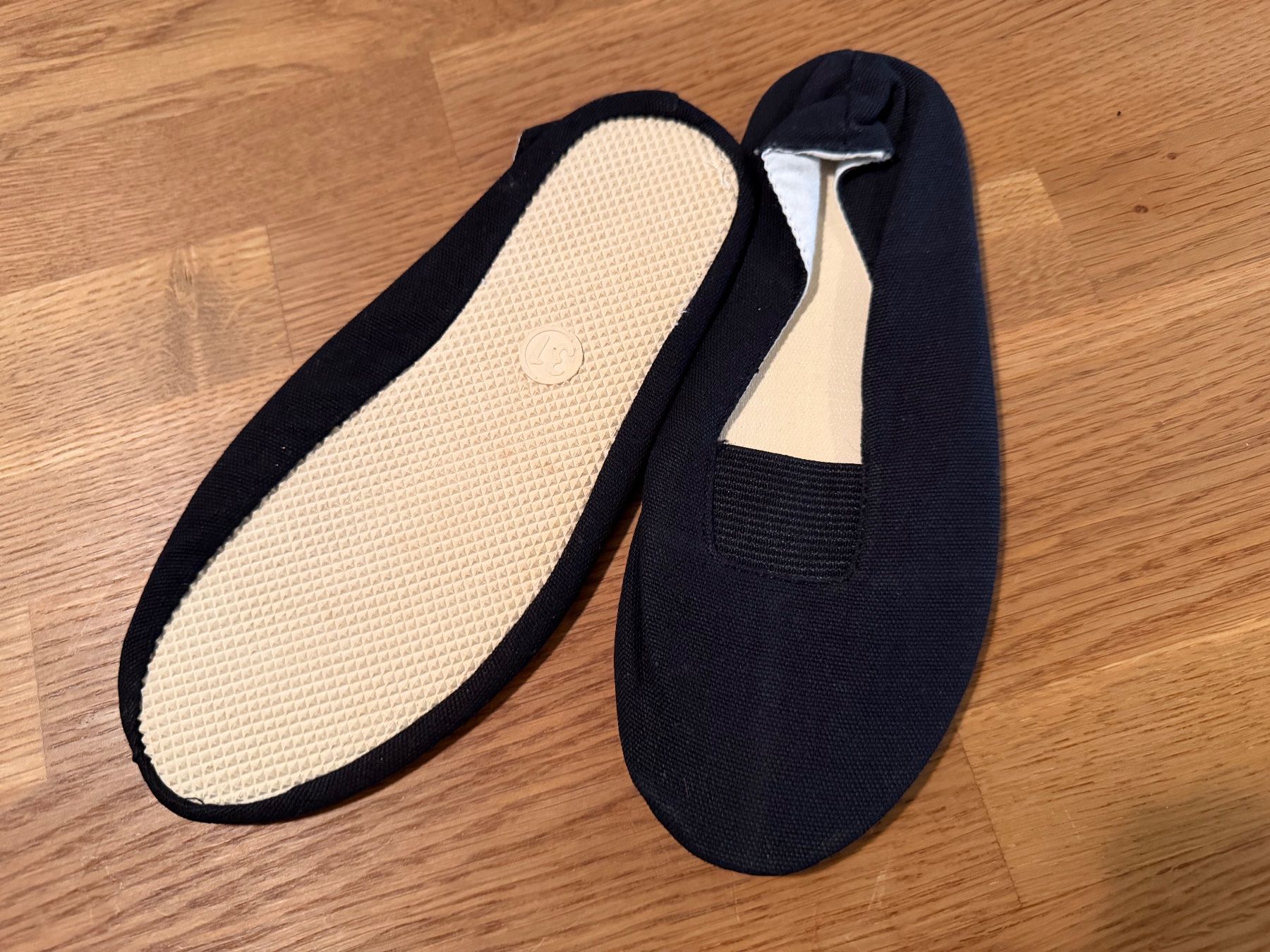 Schuhe für Mädchen: Neue Hausschuhe Grösse 31 – Neu und originalverpackt aus Bettlach von Tradenet100