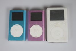 3 Apple iPod - Nano 4GB + iPod Classic