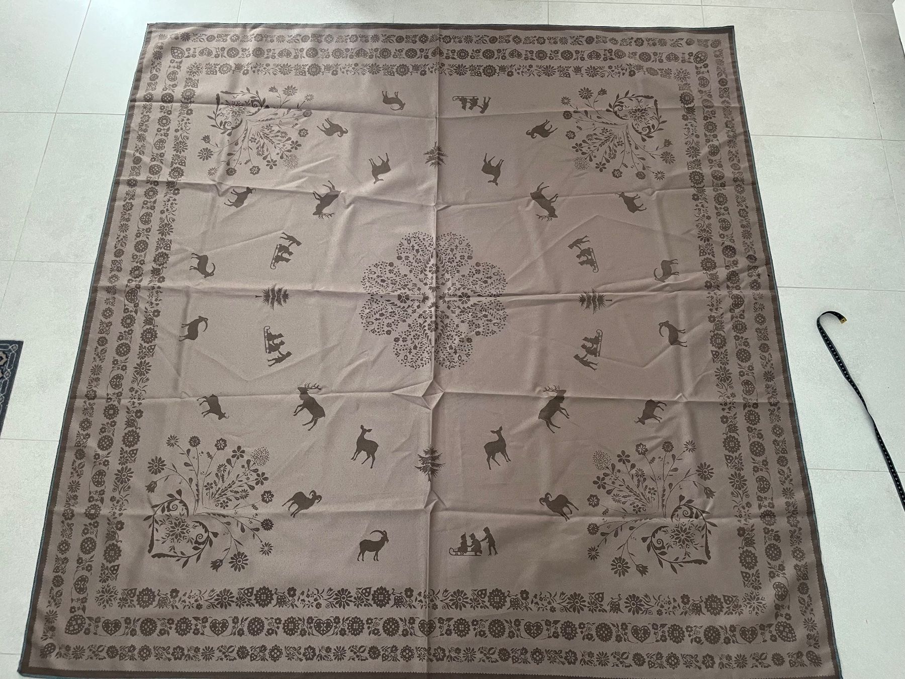 Altra biancheria da tavola: Très jolie nappe 170x170 – Usato da Gland venduto da ideoreve
