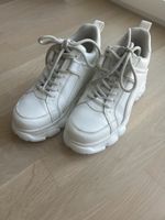 Buffalo Plateau Sneakers weiss Abgetragen