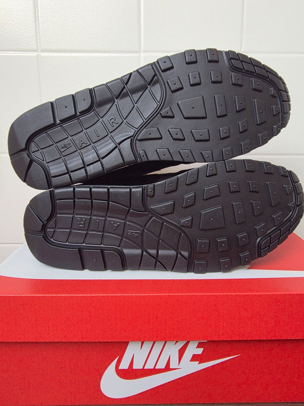 Nike Herrenschuhe: Nike Air Max 1 – Neu und originalverpackt aus Fleurier von dav_xx8y 5
