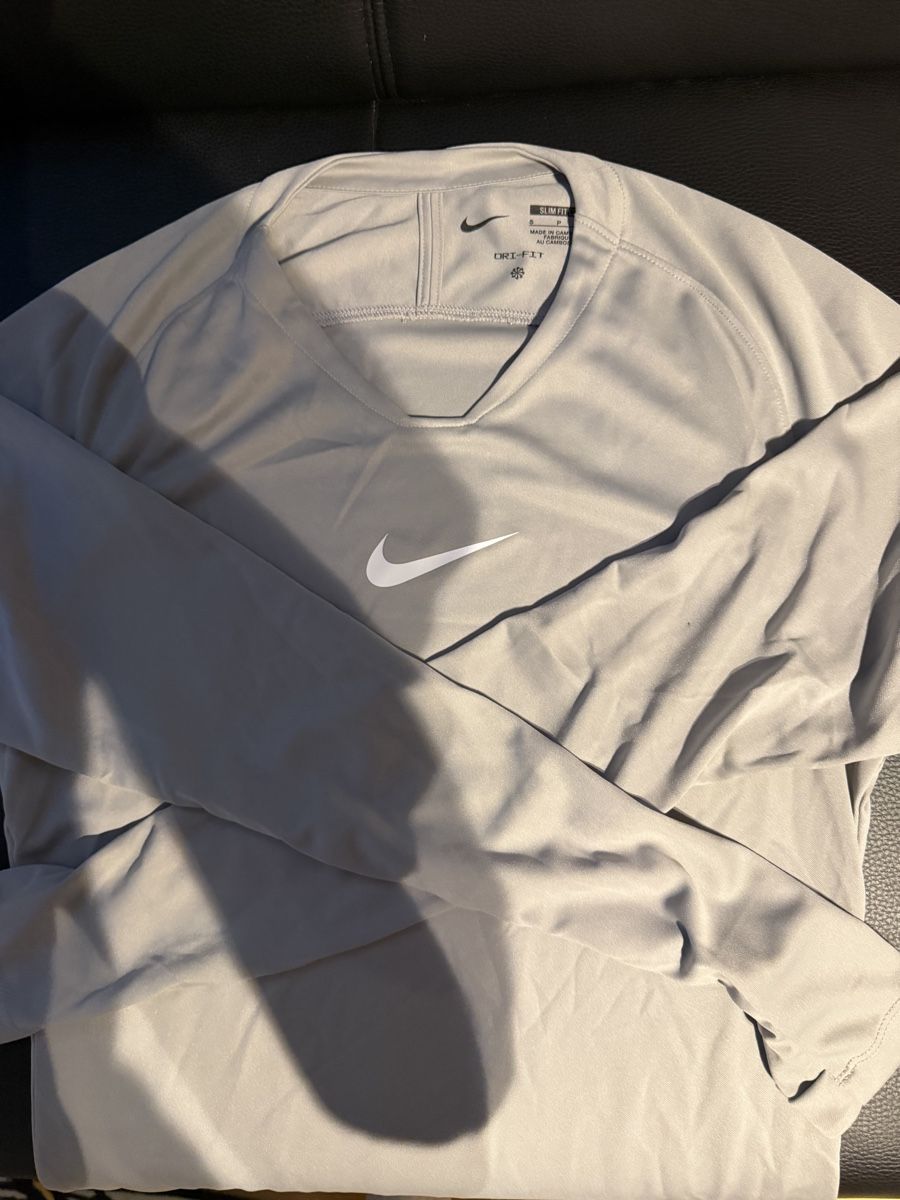 Nike T-shirt: Longsleeve Nike Sport – Nuovo (secondo la descrizione) da Rodersdorf venduto da Everything.ch 1