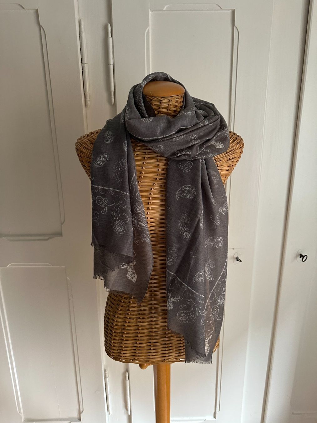 Foulard & Sciarpe: LUISE STEINER - Schal Tuch dunkelgrau – Usato da Zürich venduto da Diazaio