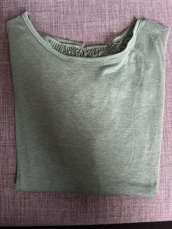 Grünes Shirt mit Spitze am Rücken, neuwertig, Grösse M