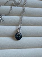 Collier élégant avec pendentif bleu marine, chic!