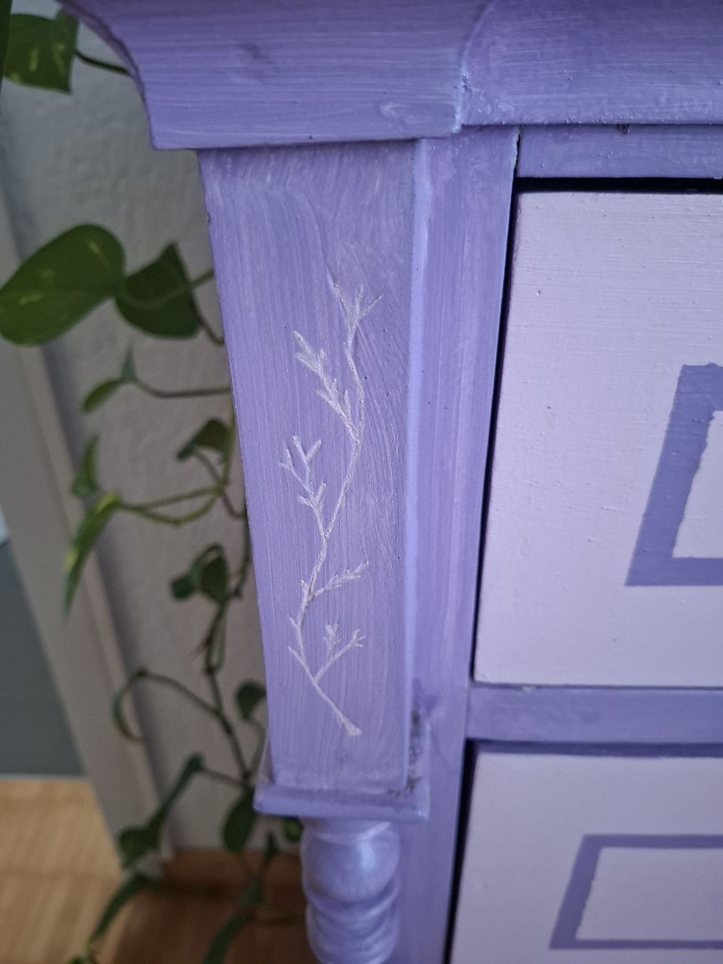 Cassettiere: Kommode lila Shabby Chic restauriert mit 4 Schubladen – Usato da Meisterschwanden venduto da l_madlen 2