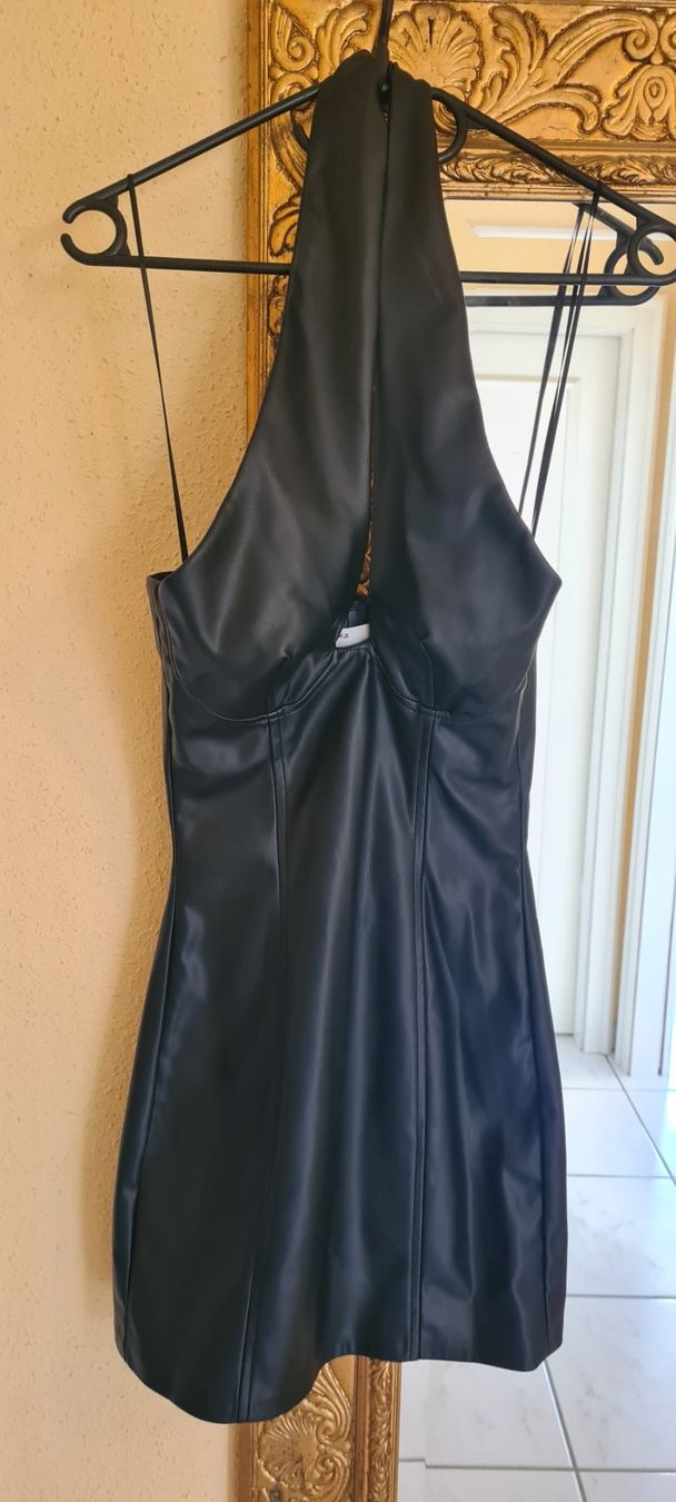 Bershka Kleider: Bershka Mini-Kleid Kunstleder – Gebraucht aus Allschwil von Virgo