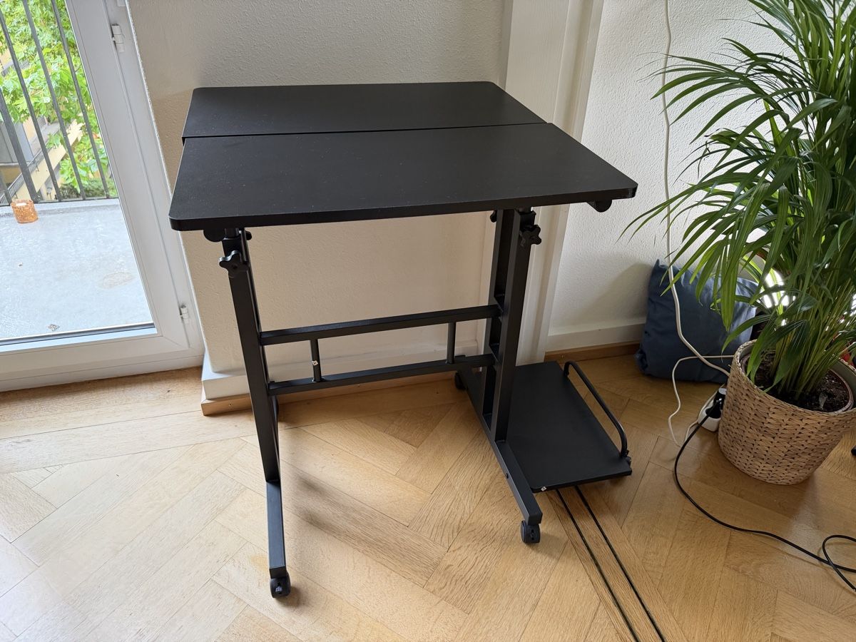 Bureaux: Adjustable Mobile Laptop Workstation, Black – Neuf (Voir description) à Zürich par mik_ykn6