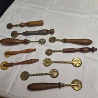 Versand möglich. Lot antike, rustikale Teigradl