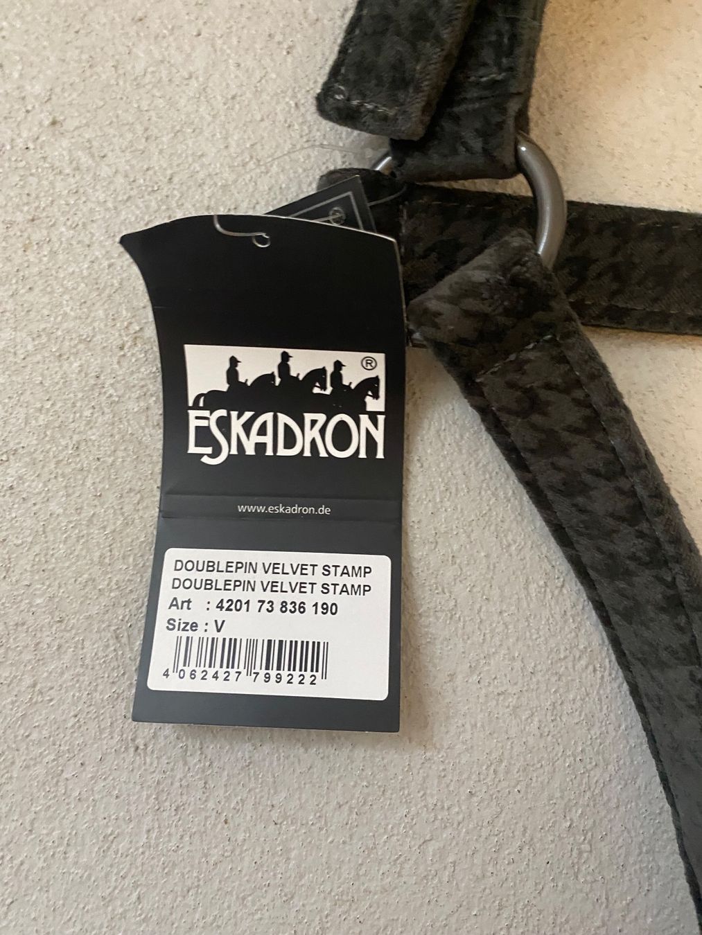 Eskadron Briglie & Cavezze: Neu - Eskadron Halfter Velvet Stamp Doublepin – Nuovo e nell'imballaggio originale da Wohlen AG venduto da Robballantine 2