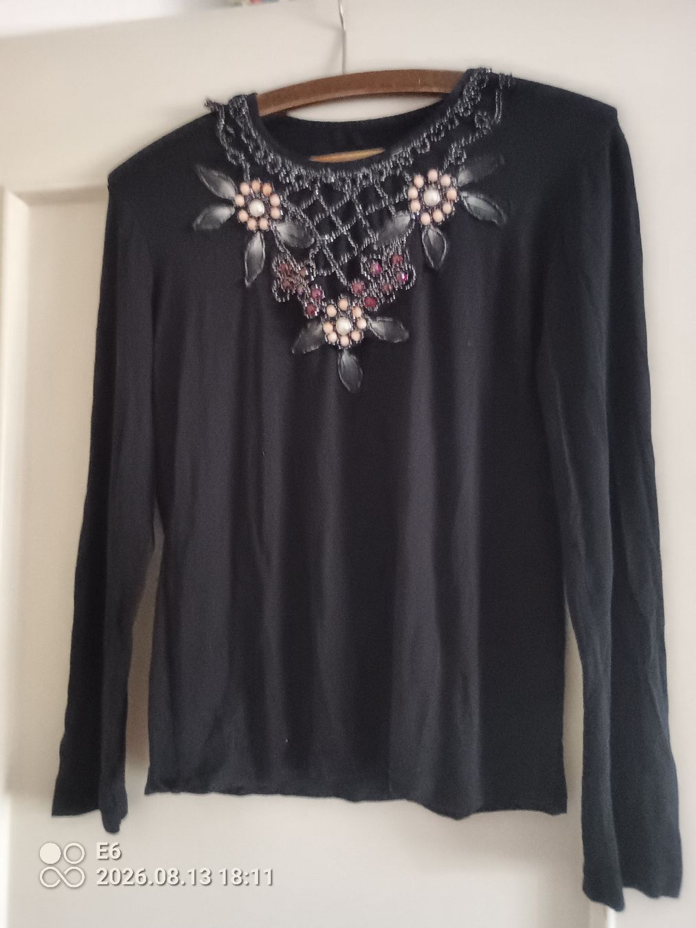 Pulls & Sweat-shirts: Schwarzer Langarmpullover mit Perlen – D'occasion à Zürich par Mitzi6