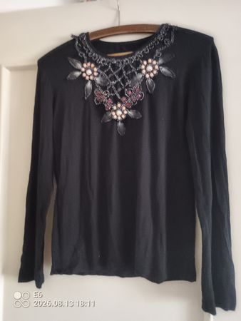 Schwarzer Langarmpullover mit Perlen