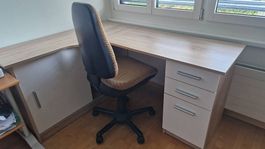 Eckpult mit Stuhl