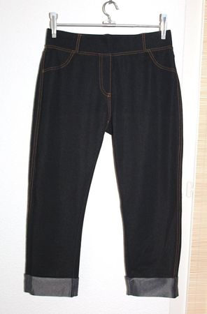 Neuwertige Hose, 3/4 Länge, Gr. 36/38.