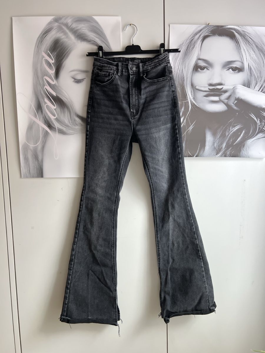 Stradivarius Jeans: Stradivarius Stretchy Black Denim Flared Jeans Gr.36 – Usato da Hünenberg See venduto da mississauga