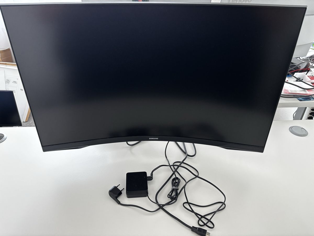 Samsung Monitor: SAMSUNG Odyssey Bildschirm 32 Zoll – Usato da St. Gallen venduto da bla_7qwr