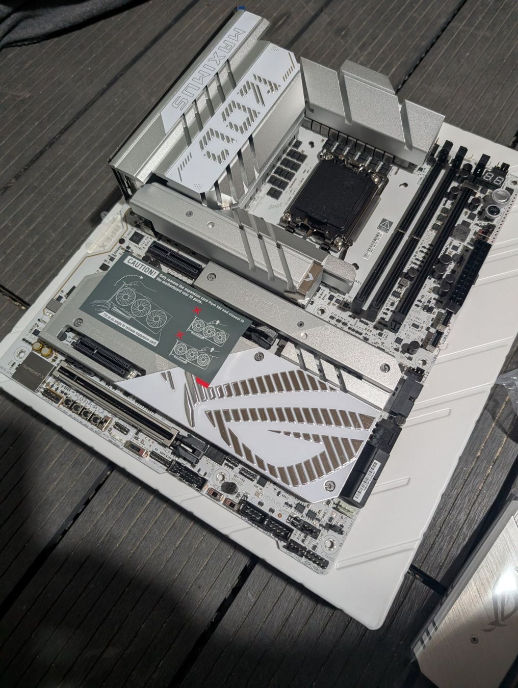 Asus Schede madri: NEW ASUS ROG Maximus Z890 Apex – Nuovo (secondo la descrizione) da Gisikon venduto da Hardware.passion