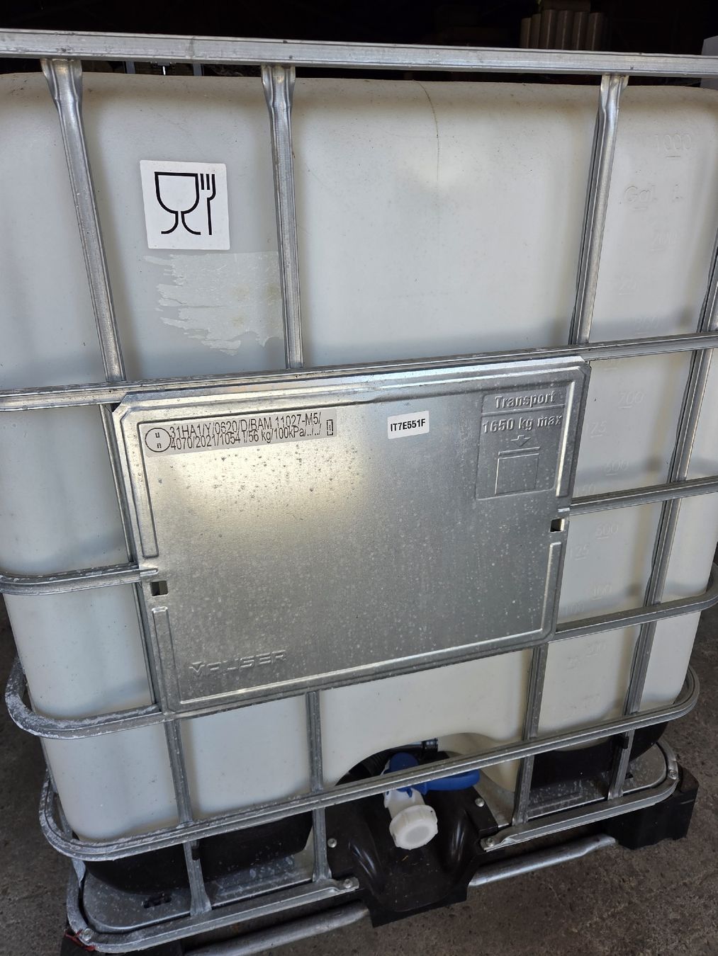 Abbeveratoi e trogoli: IBC Container 1000l mit Auslaufhahn, Wassertank – Usato da Schaffhausen venduto da Octo2 3
