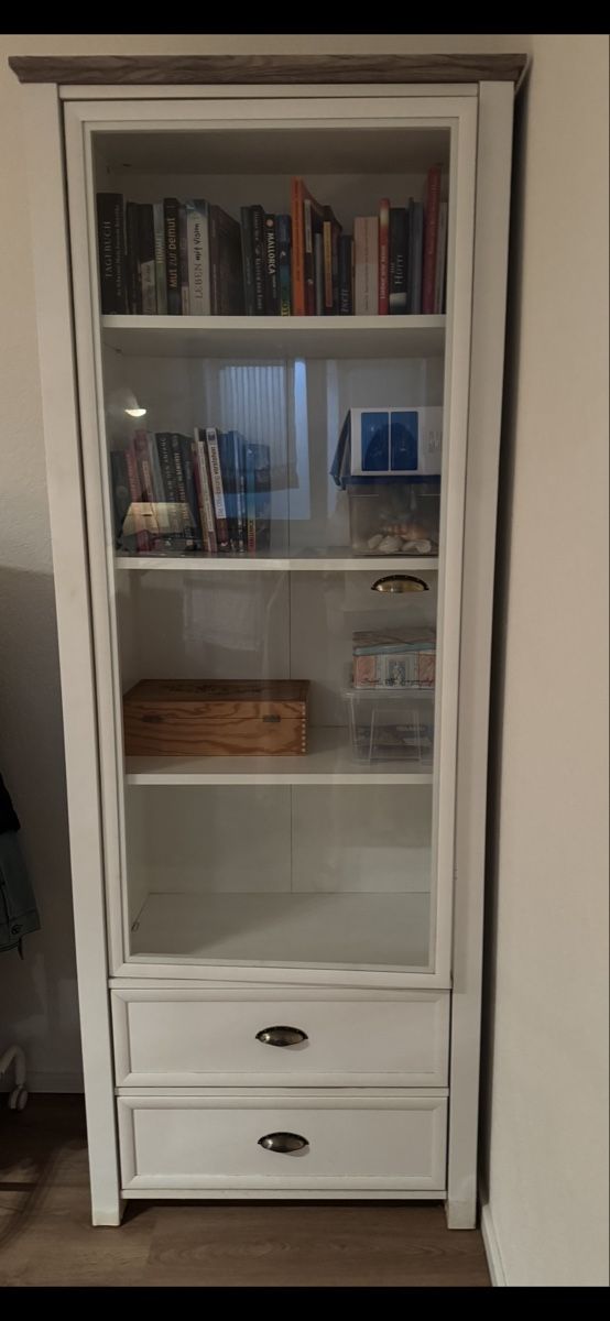 Vitrinen: Vitrine aus Holz, weiss – Gebraucht aus Binningen von Caudiamima