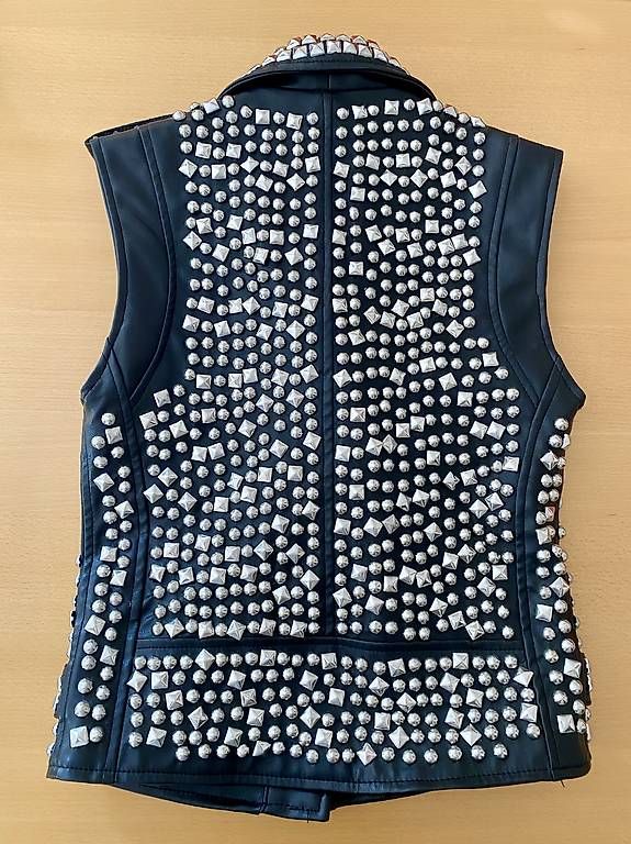 Gilet & Giacche: Nieten-Kunstlederweste von Killstar, unisex – Nuovo (secondo la descrizione) da Reinach BL venduto da mar_9yy7 2