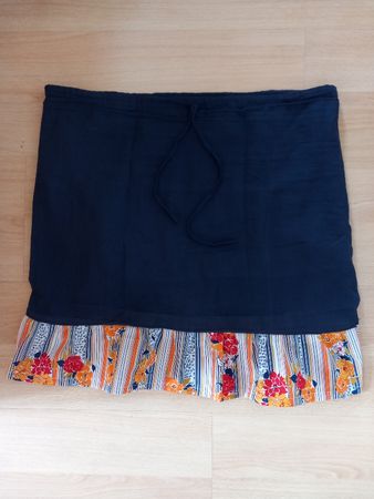 Jupe bleu marine en coton à volant fleuri