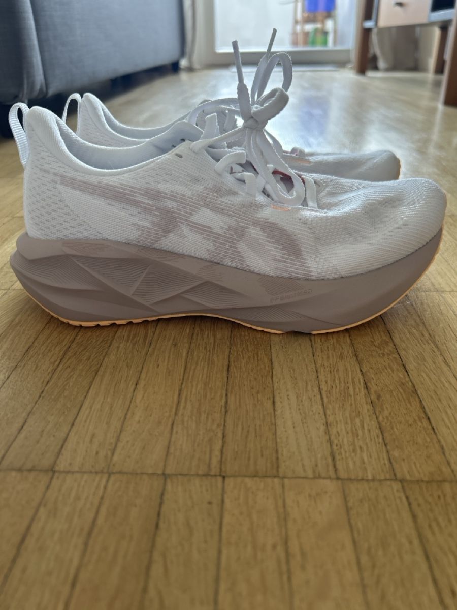 Asics Scarpe da donna: Laufschuhe Asics Novablast 5 – Nuovo (secondo la descrizione) da Sursee venduto da lin_t5d5