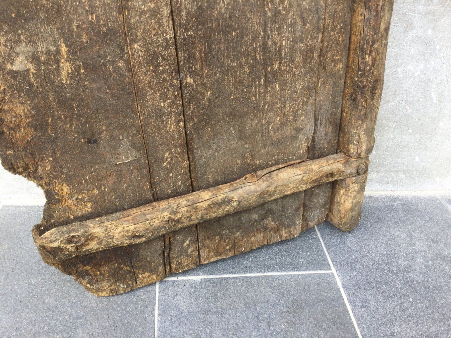 Werkzeuge: Uraltes gebrauchtes Holztor oder Türe mit Holznägeln – Gebraucht aus Wangen SZ von kuriosum12 2