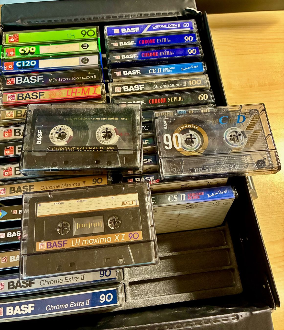 Musicassette: 30 Audio Kassetten BASF in Koffer, Gebraucht – Usato da Buchberg venduto da ICM-Tapefan-1961-MCS 1