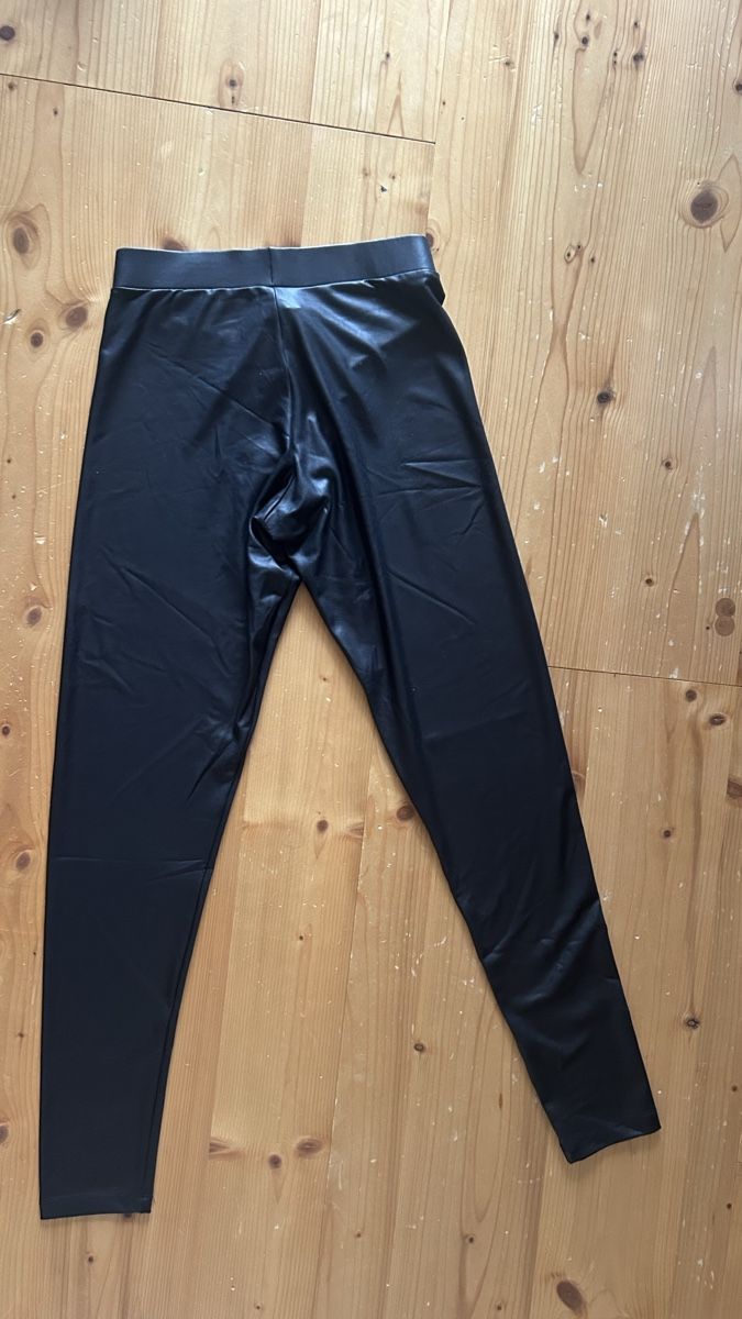 Leggings: Schwarze Glanz Leggings in S/M – Usato da Frenkendorf venduto da ana_h7dx 2