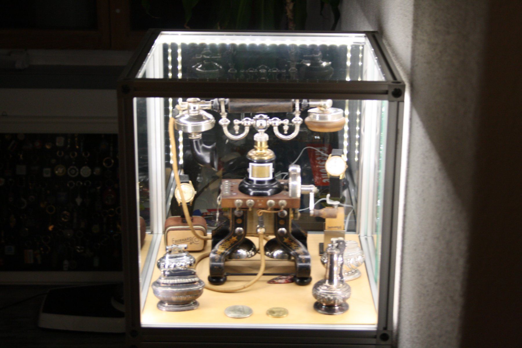 Vitrines: VITRINE MIT BELEUCHTUNG UND SCHUBLADENKORPUS – D'occasion à Wauwil par Pneuedy 1