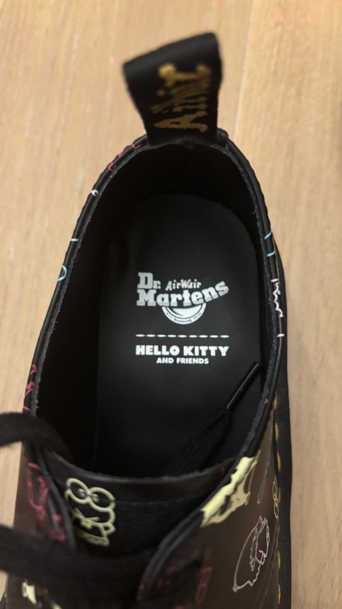 Dr. Martens Scarpe da donna: Hello Kitty/Sanrio Dr. Martens – Nuovo (secondo la descrizione) da Bolligen venduto da Galileen 2