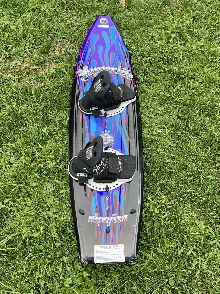 Hyperlite Surfboards & Schwimmbrette: Wakeboard Hyperlite mit Bindung guter Zustand – Gebraucht aus Tuggen von wir_pds8