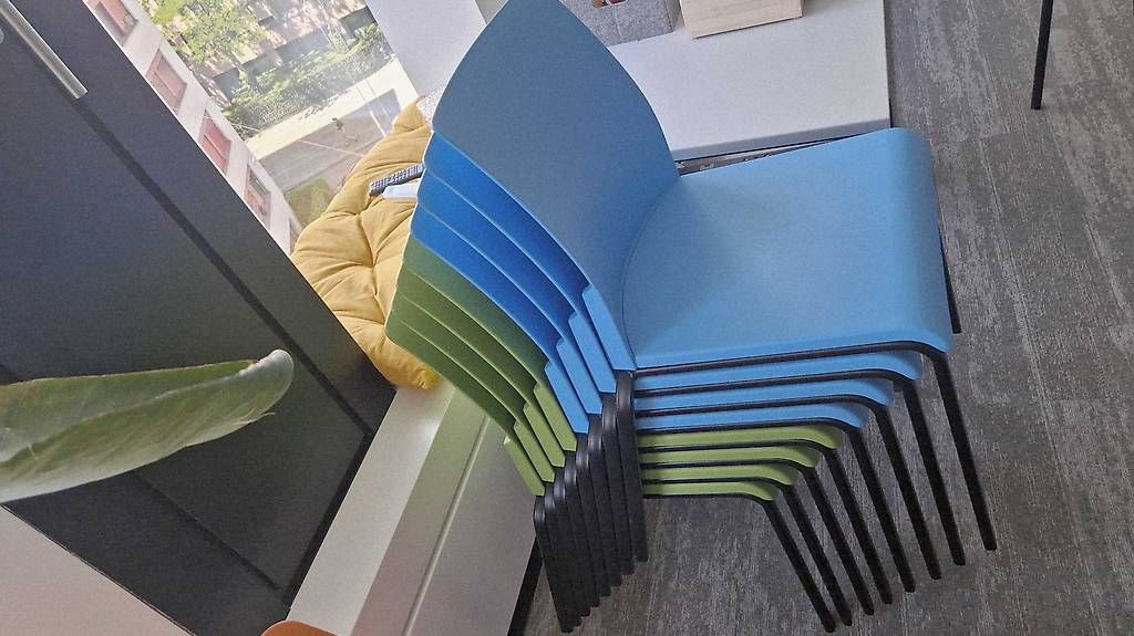 Chaises: Eastside stackable chairs – D'occasion à Zürich par ric_xx9m