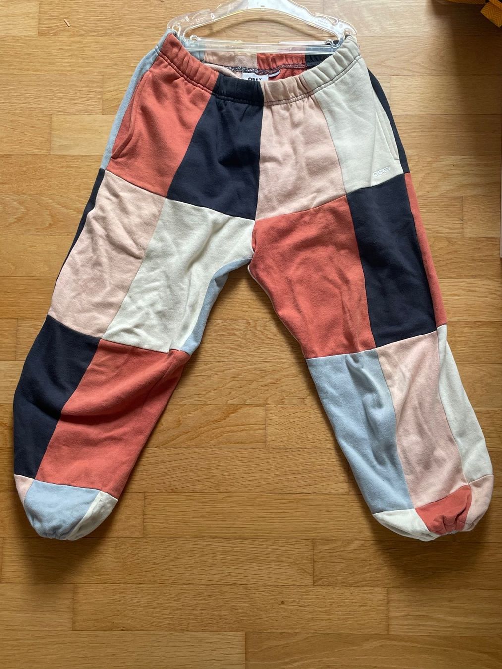 Obey Pantalons: Hose Patchwork OBEY farbig Grösse M guter Zustand – D'occasion à Basel par ste_p5z7