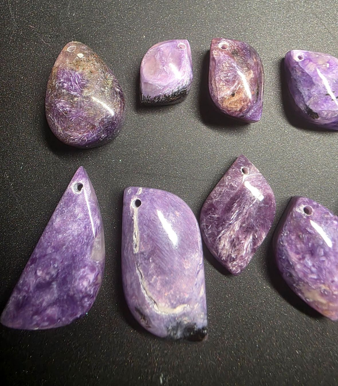 Minerali & Pietre curative: 💜✨ 10 wunderschöne Charoit Anhänger Set – Nuovo e nell'imballaggio originale da Matzingen venduto da Shay_Crystalz 1