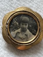 Antike Brosche mit Foto Medaillon goldfarben getragen