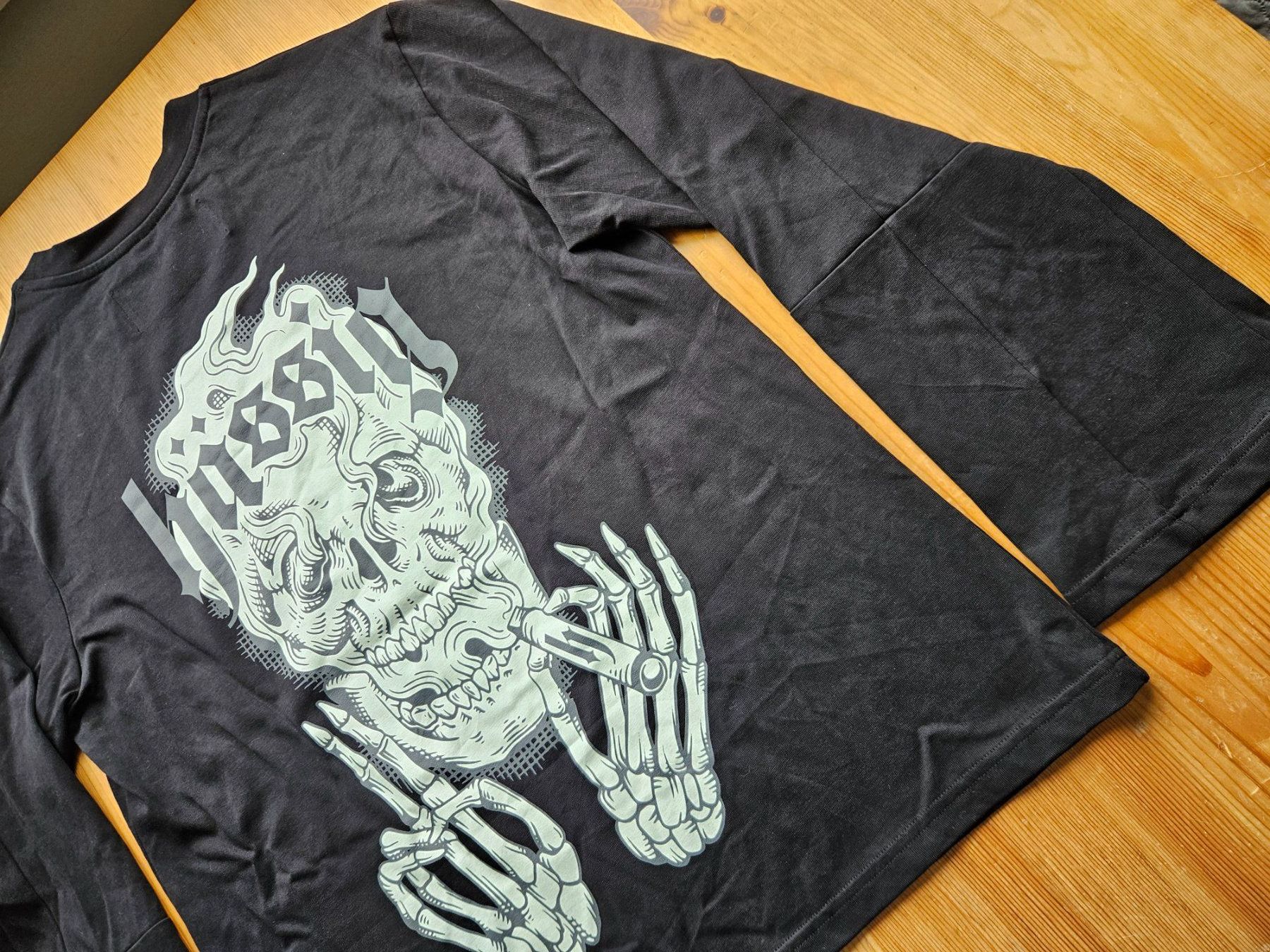 Hässig Maglioni & Felpe: Hässig Pullover Grösse M Totenkopf schwarz – Usato da Hägglingen venduto da United-Village-Trade 7