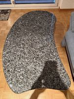 Eleganter Naturstein-Couchtisch