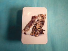 Blechbüchse mit Eichhörnchen und Katze in 3D
