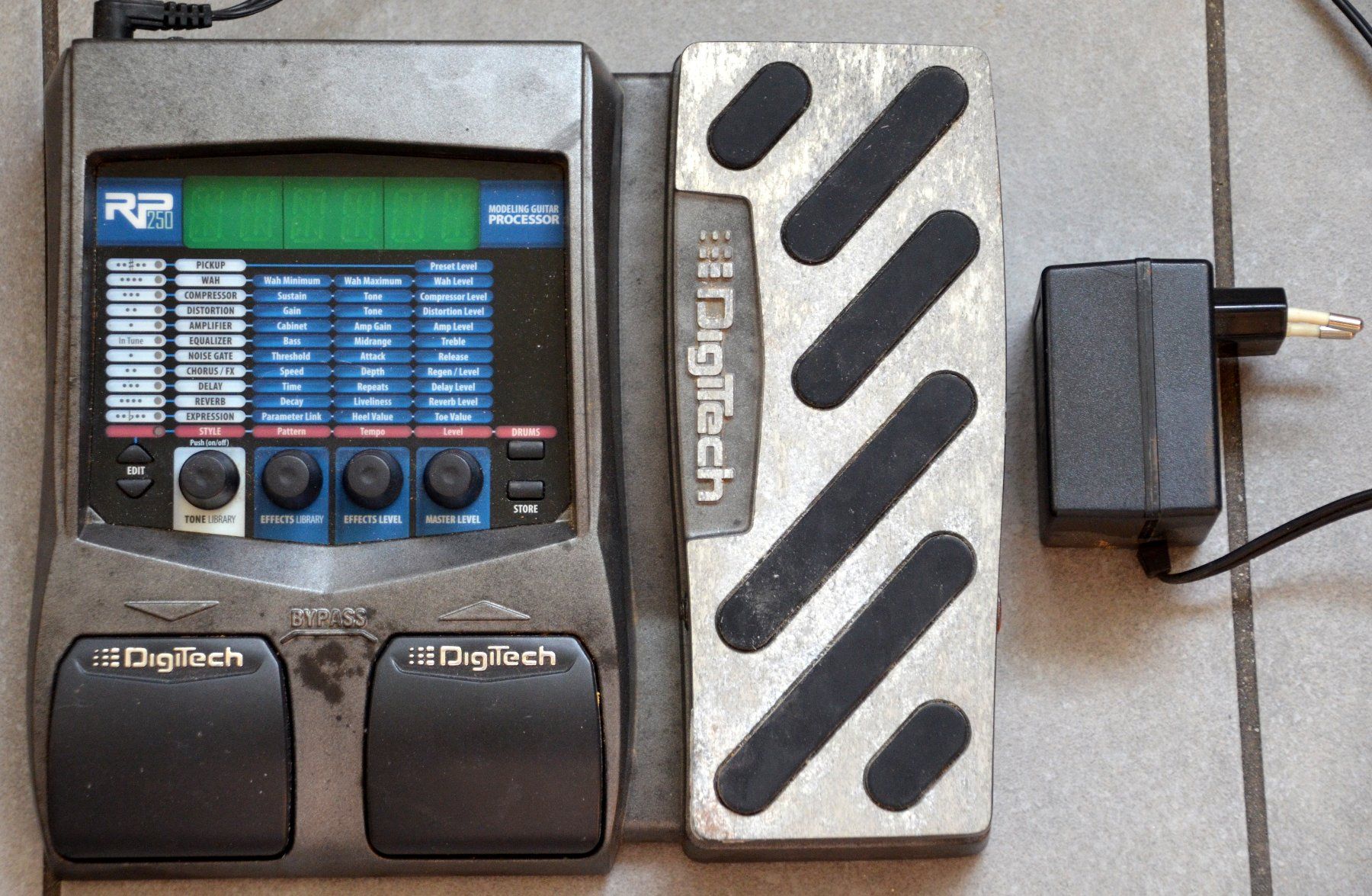 Strumenti musicali: DigiTech Guitar Multi-Effects Pedal – Usato da Collonges venduto da arashee
